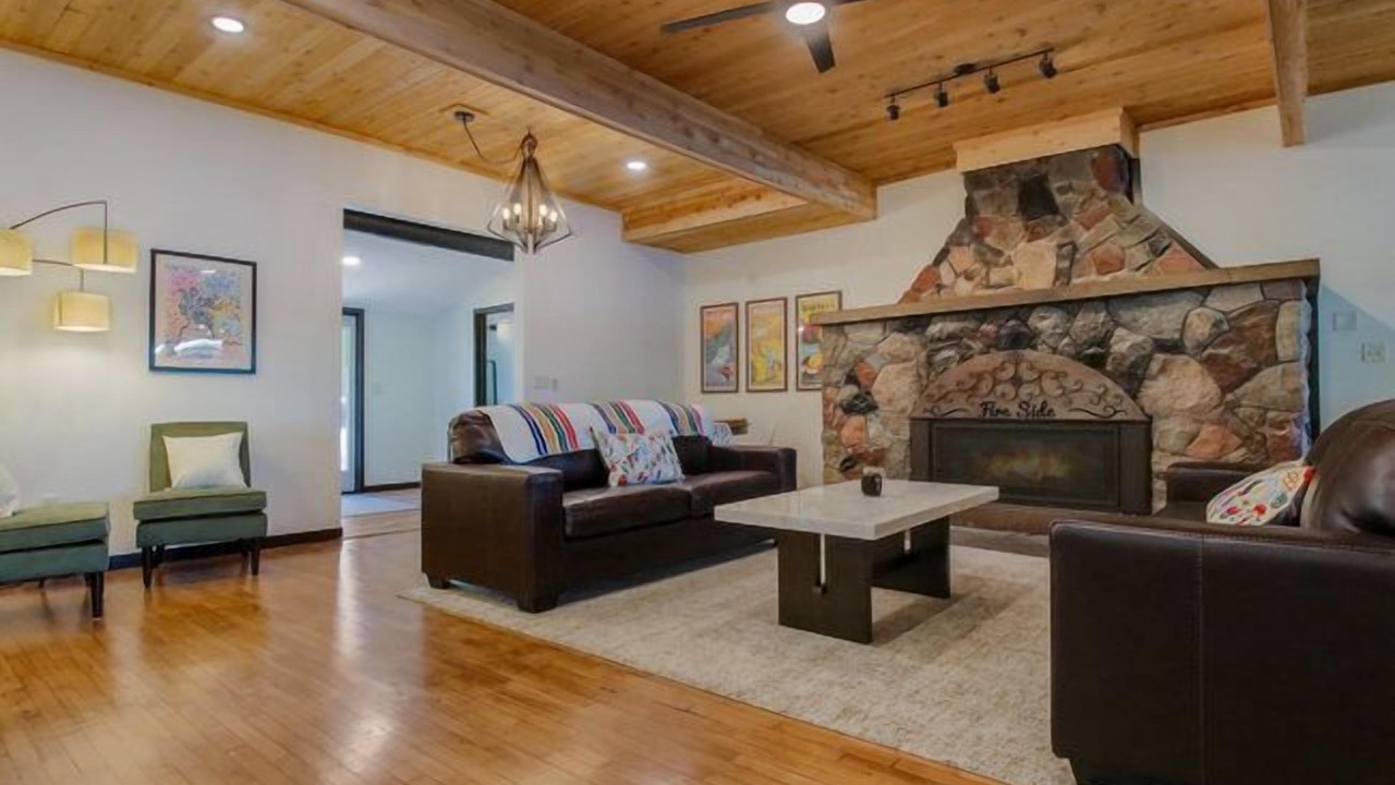 Photo of Livingroom in Jim Falls