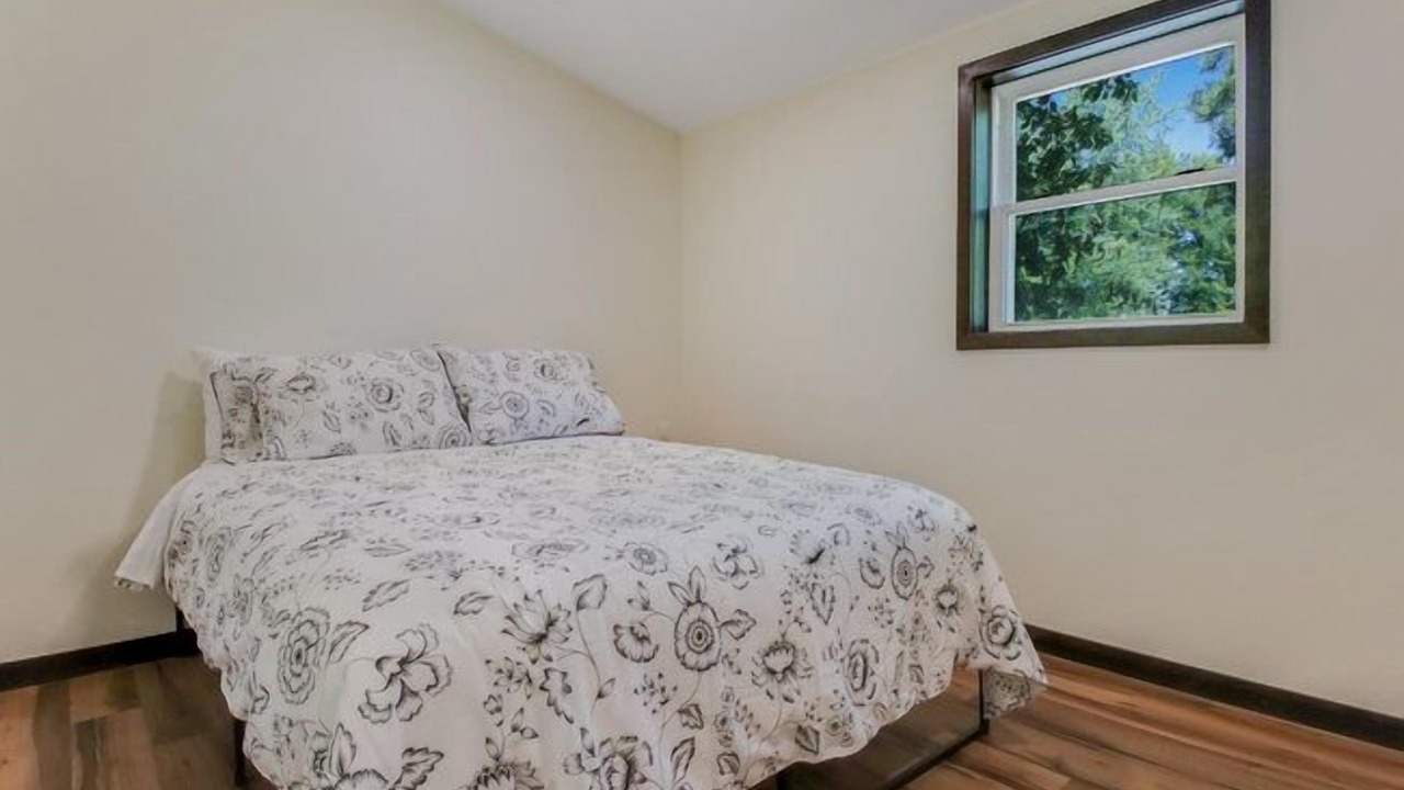 Photo of Bedroom in Jim Falls
