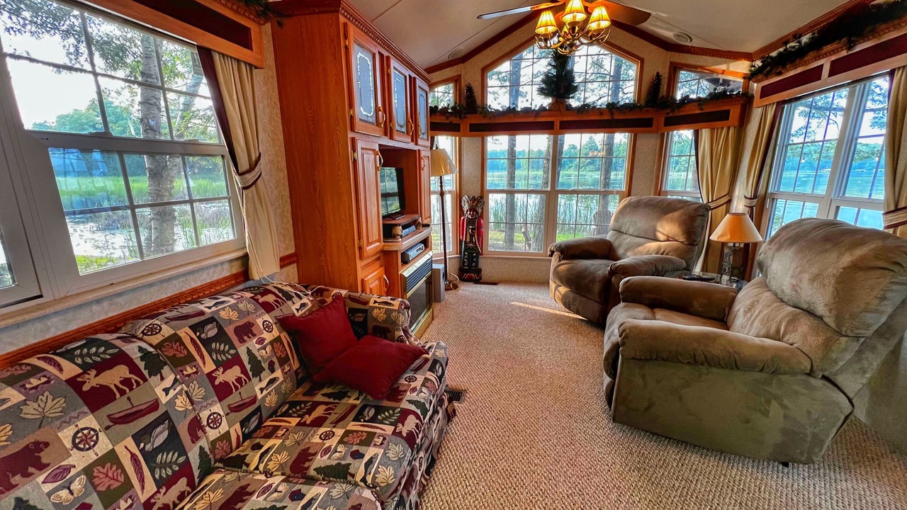 Photo of Livingroom in Chief Lake