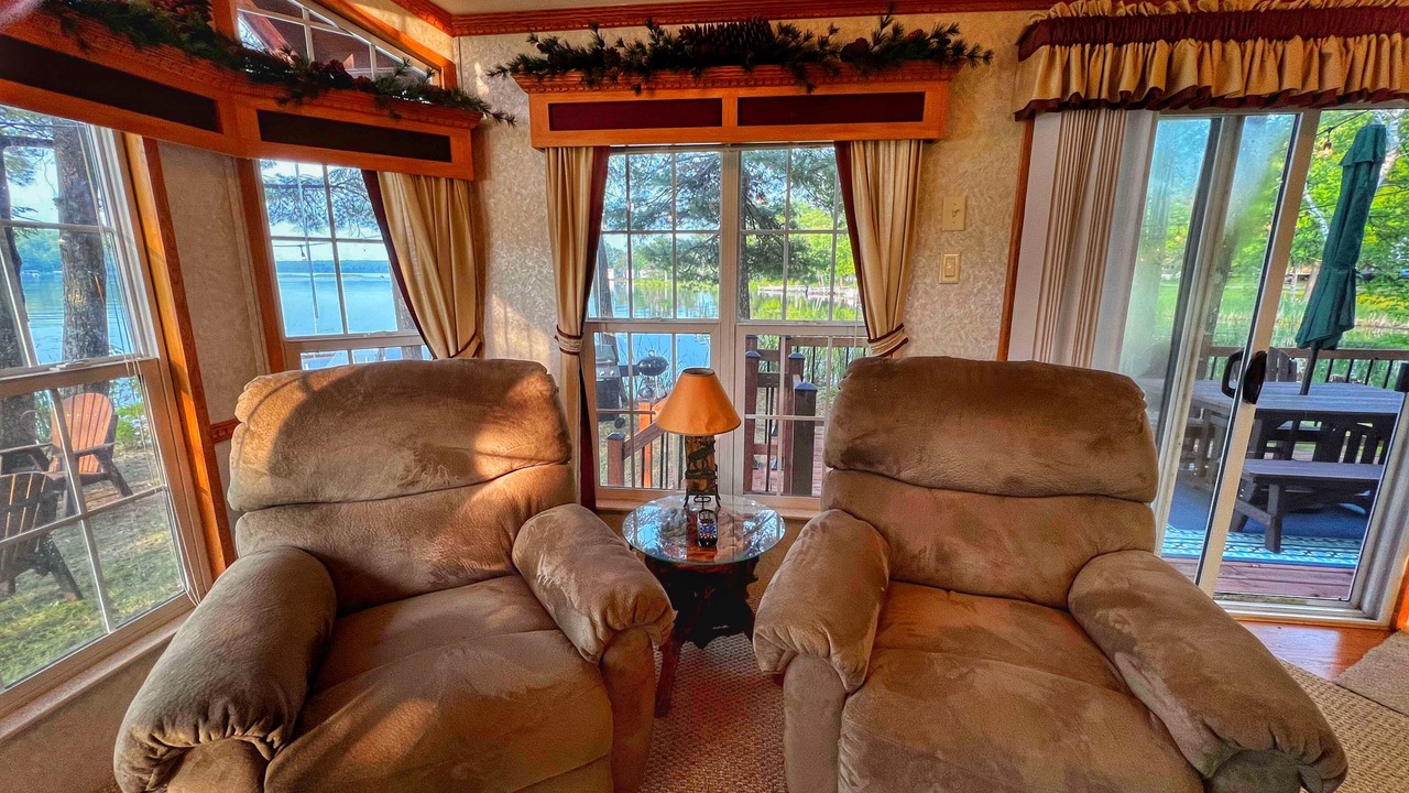 Photo of Livingroom in Chief Lake