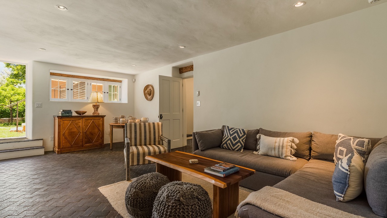 Photo of Livingroom in Historic Eastside