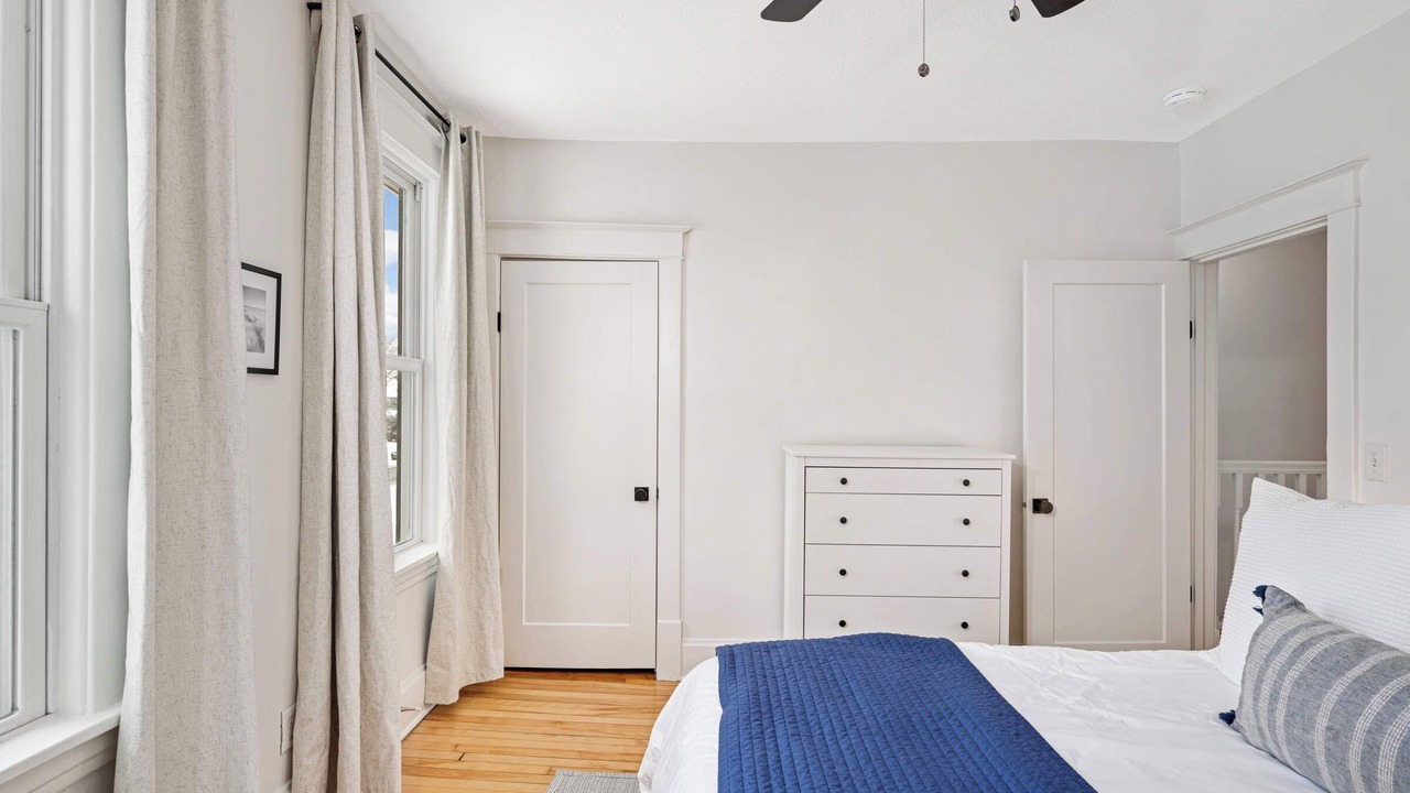 Photo of Bedroom in Summit - University