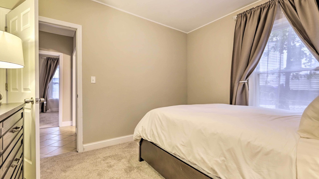 Photo of Bedroom in Memorial Square