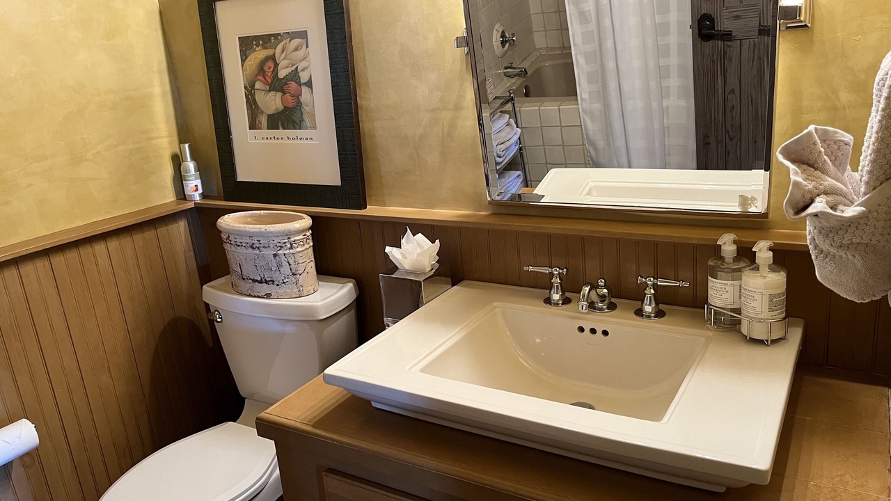 Photo of Bathroom in Canoncito
