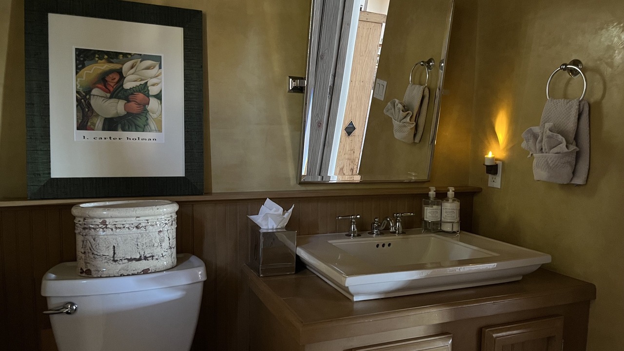 Photo of Bathroom in Canoncito