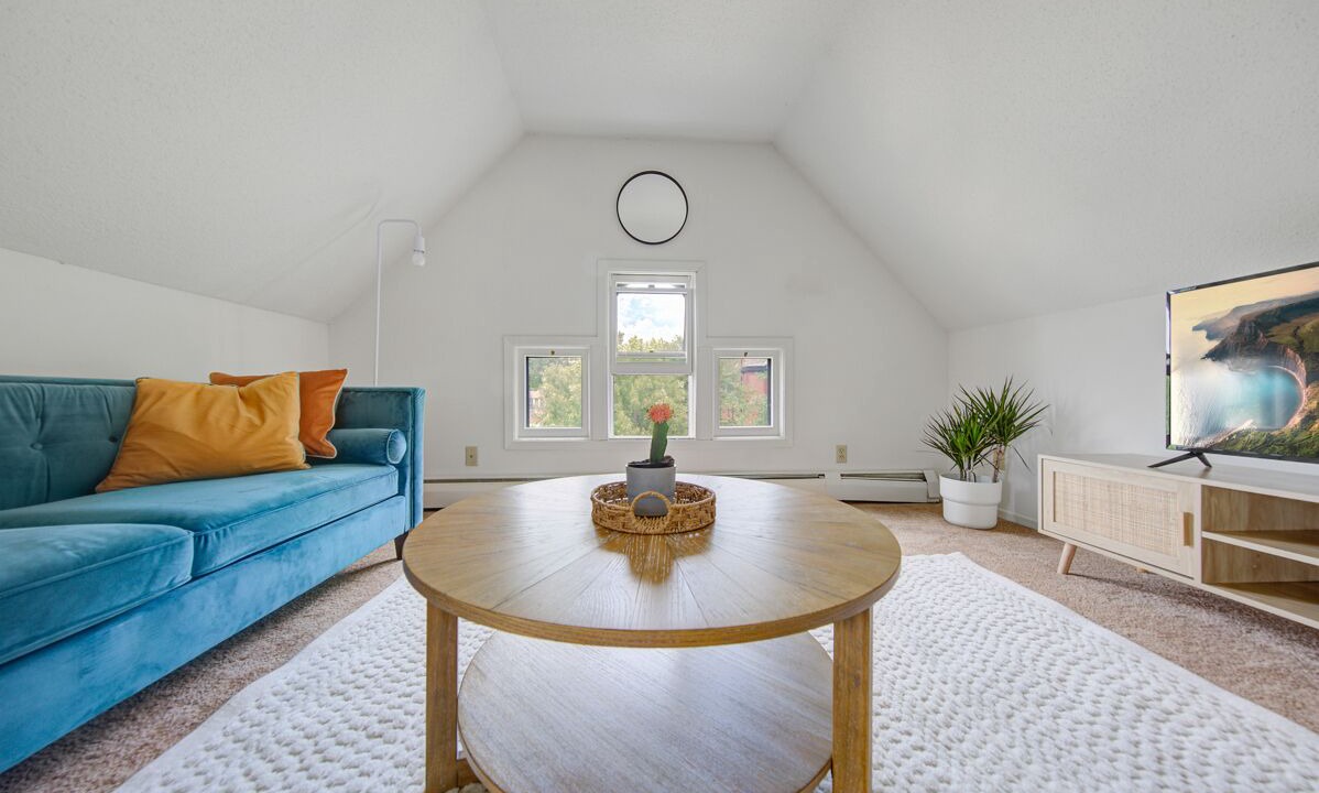 Photo of Livingroom in Summit - University