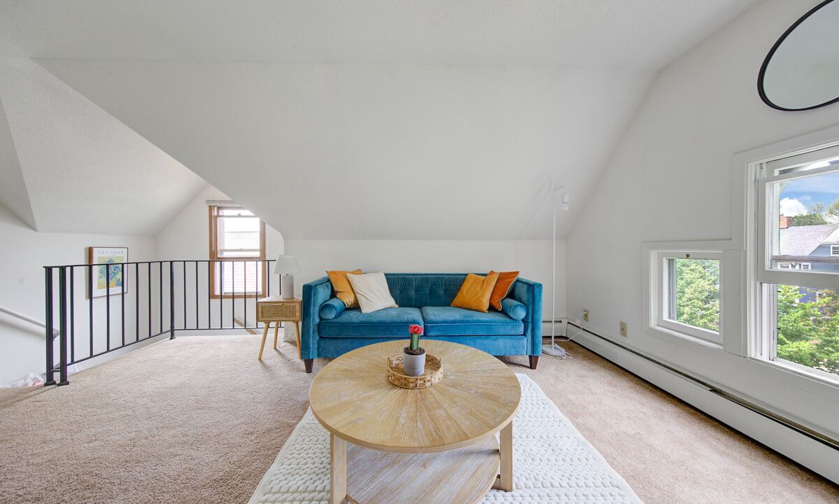 Photo of Livingroom in Summit - University