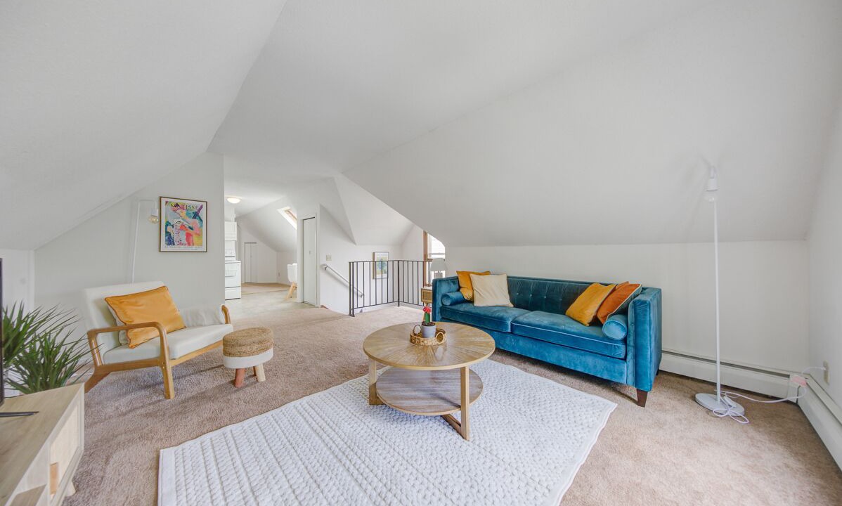 Photo of Livingroom in Summit - University