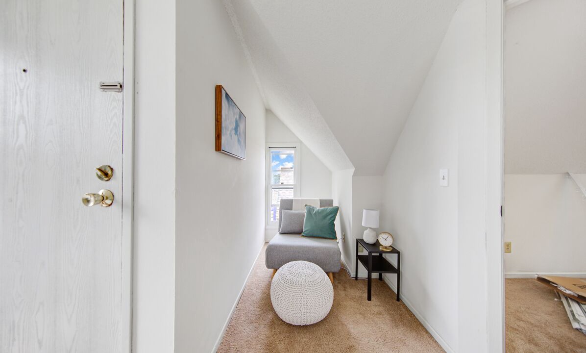 Photo of Livingroom in Summit - University