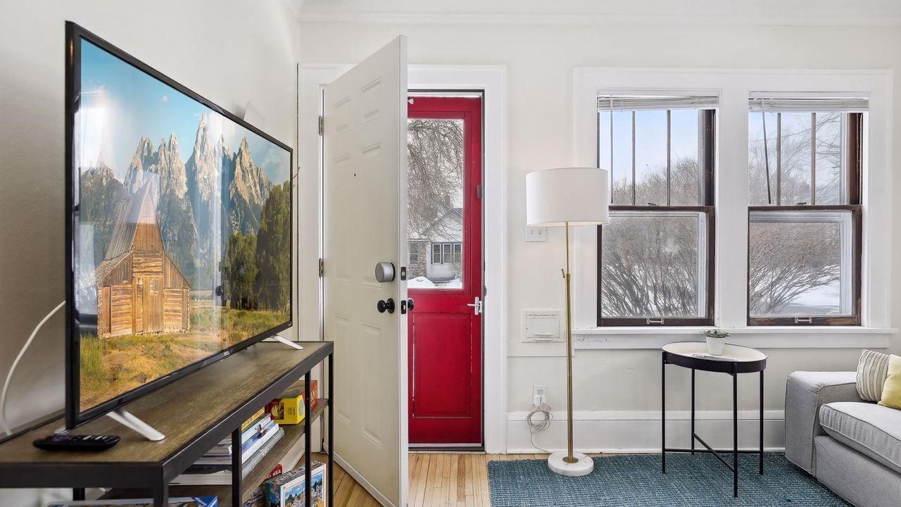 Photo of Livingroom in Midway
