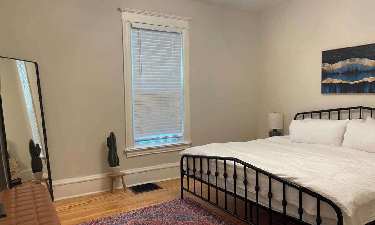 Photo of Bedroom in Lyn-Lake