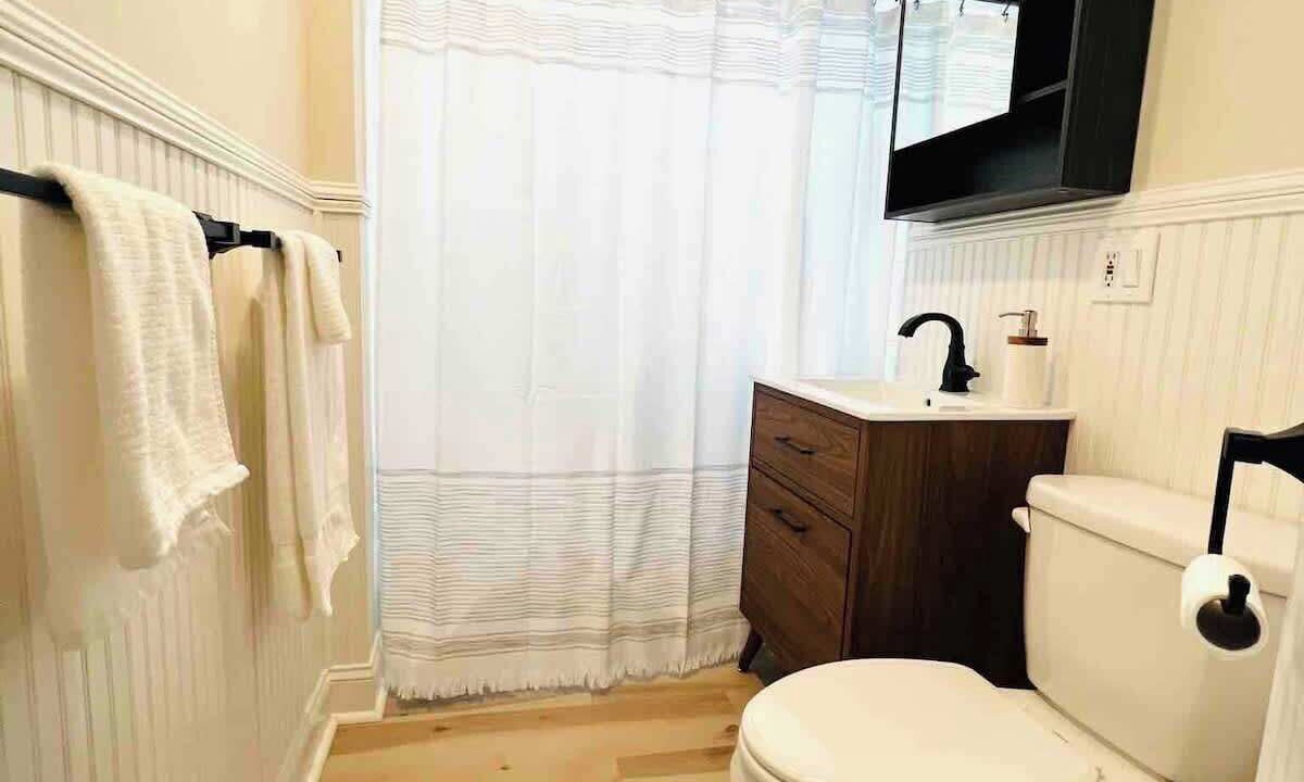 Photo of Bathroom in Lyn-Lake
