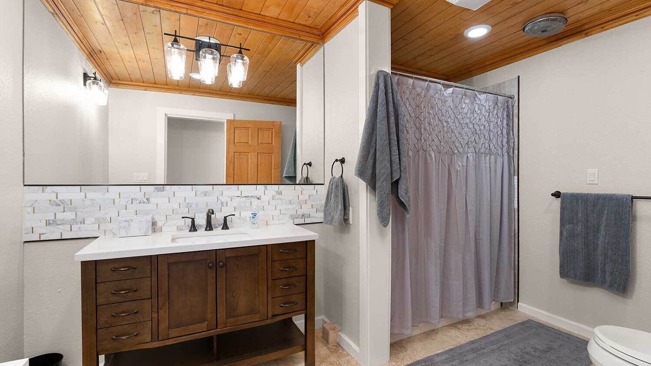 Photo of Bathroom in Canoncito