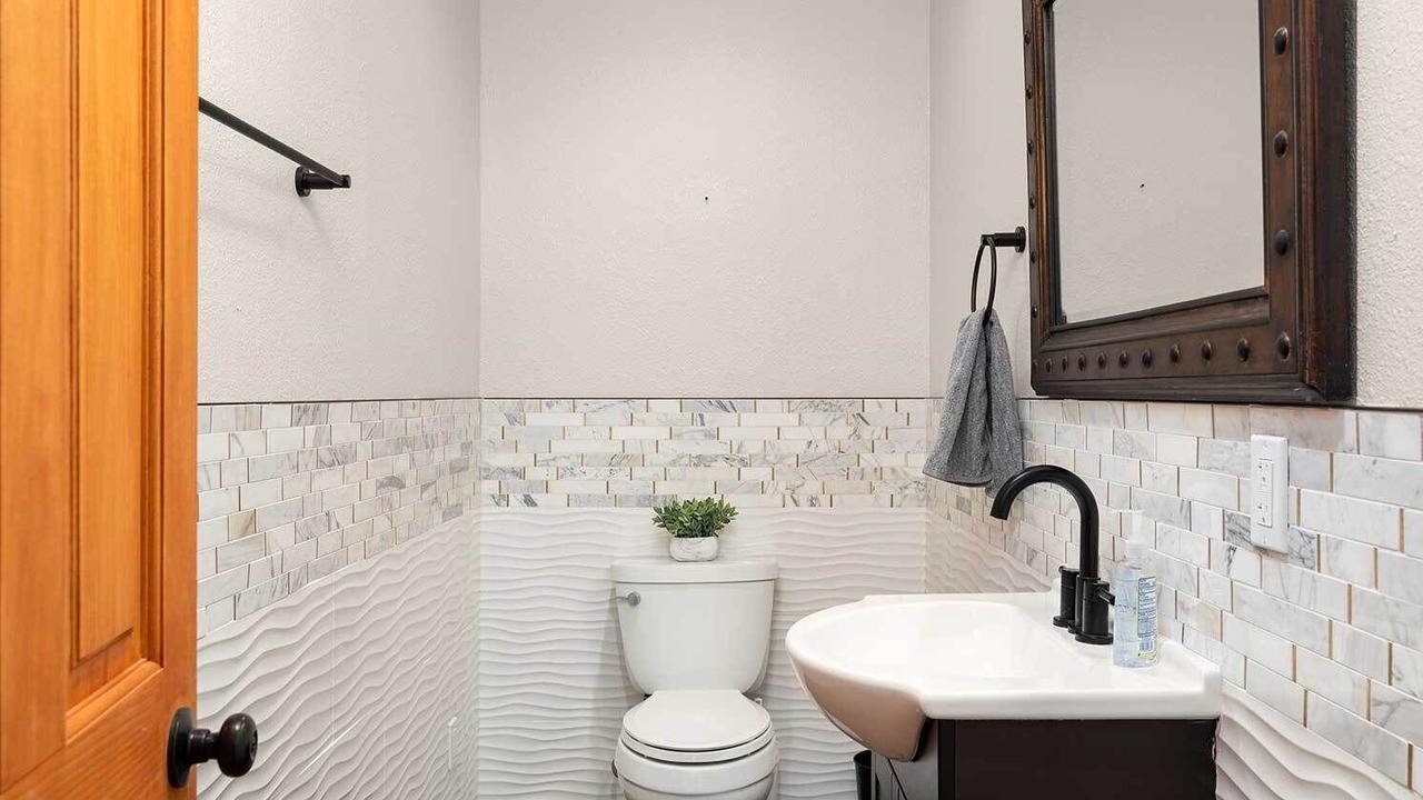 Photo of Bathroom in Canoncito