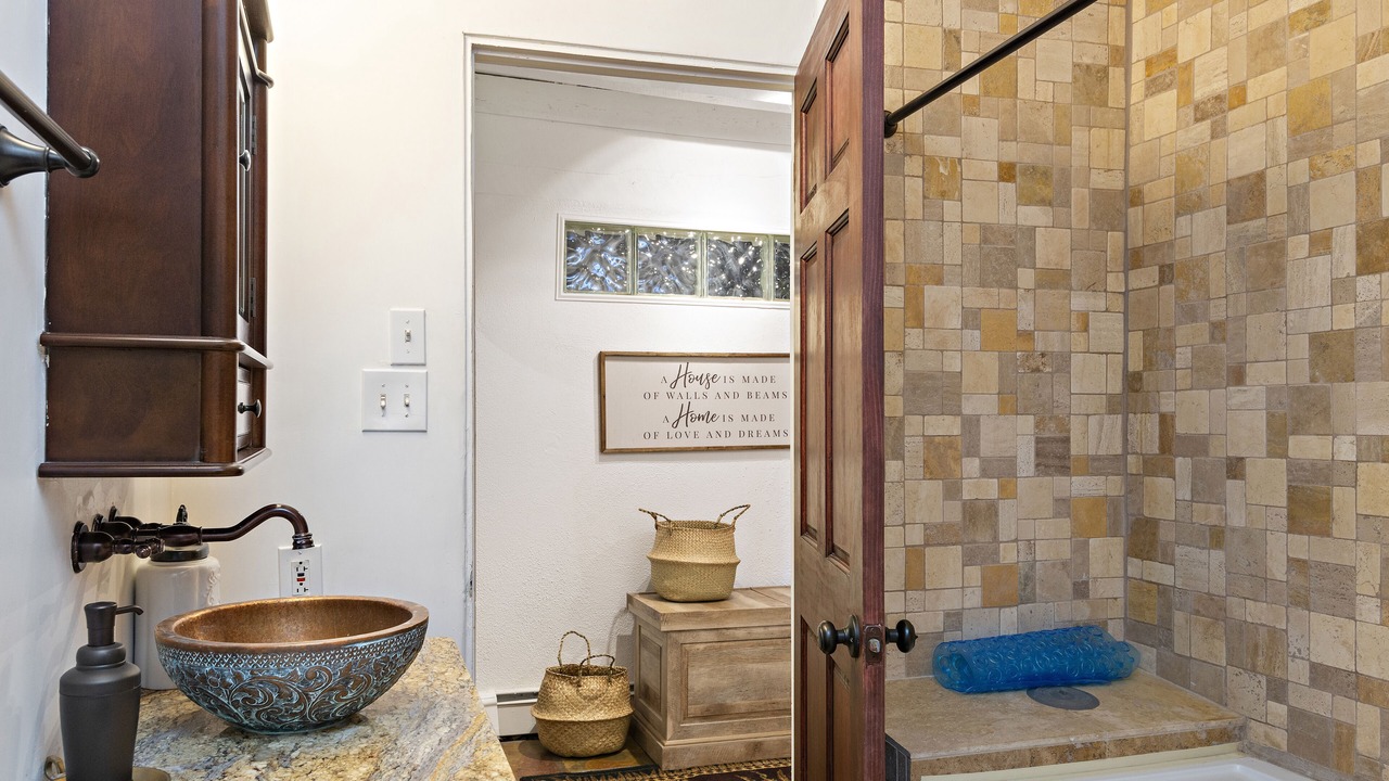 Photo of Bathroom in Canoncito