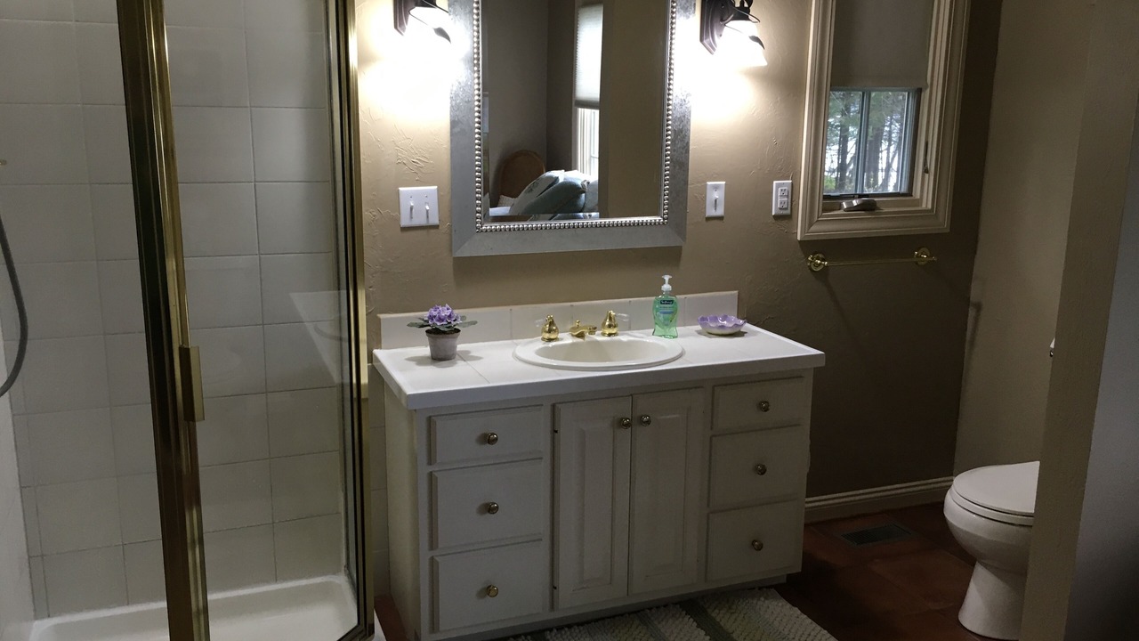 Photo of Bathroom in Side Lake