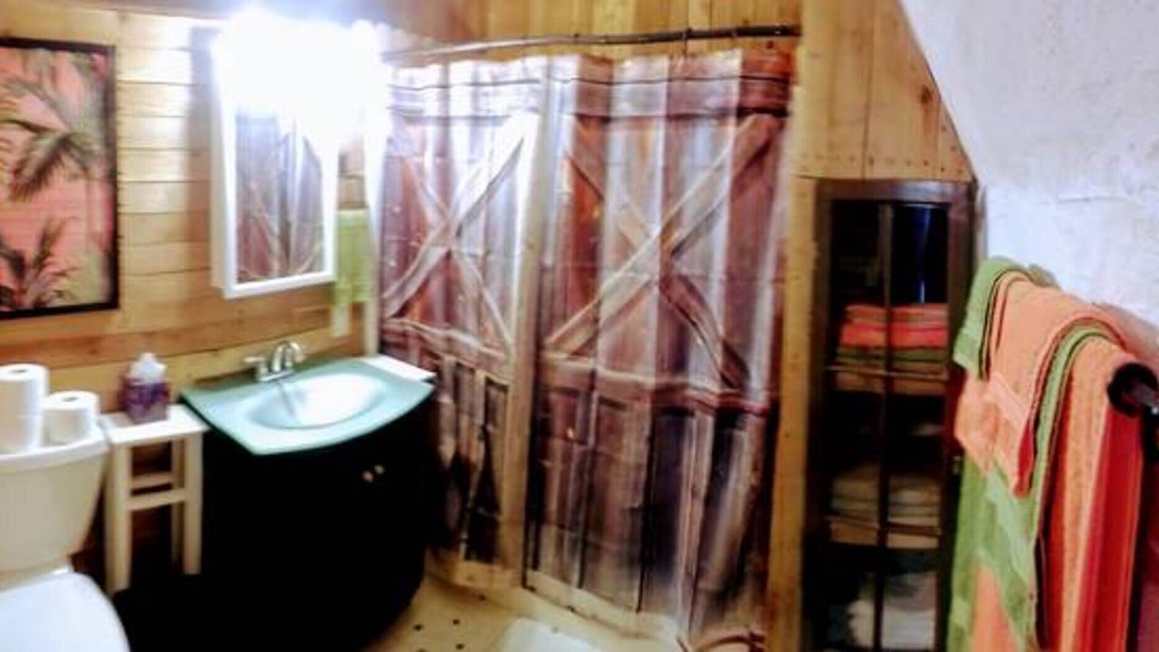 Photo of Bathroom in Canoncito