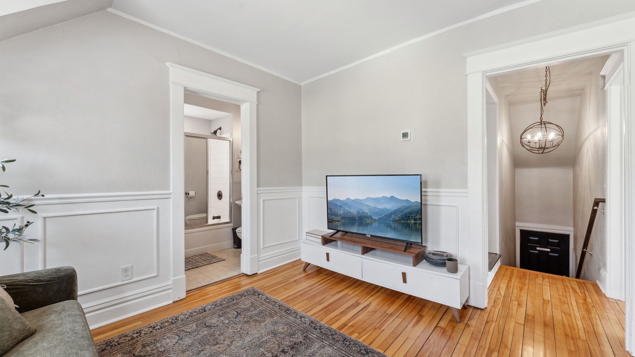 Photo of Livingroom in Midway