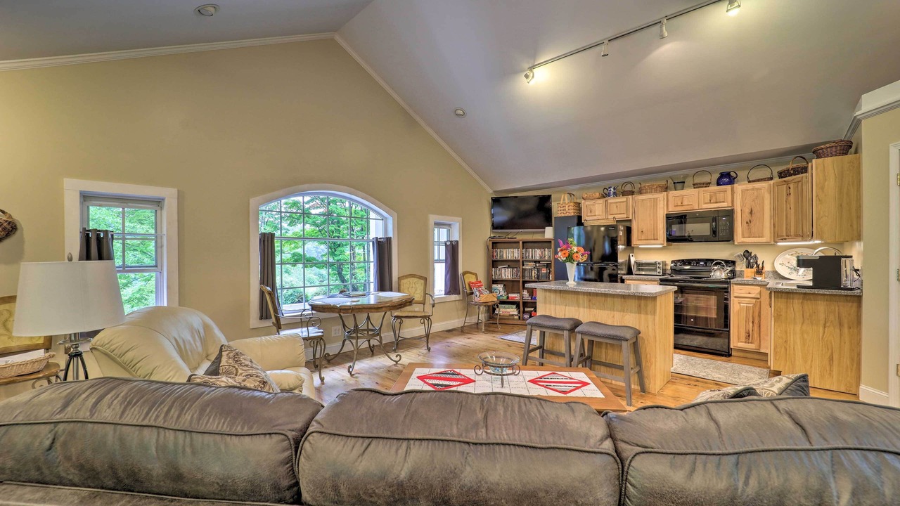 Photo of Livingroom in West Jefferson