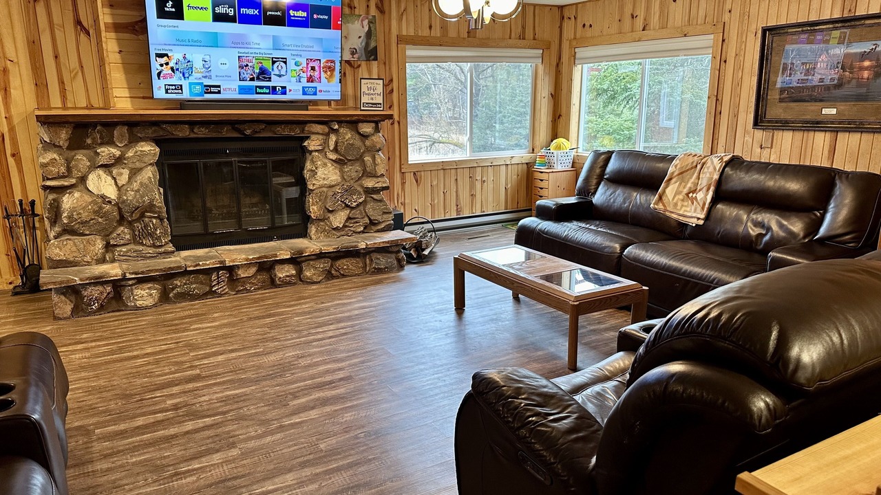 Photo of Livingroom in Jim Falls