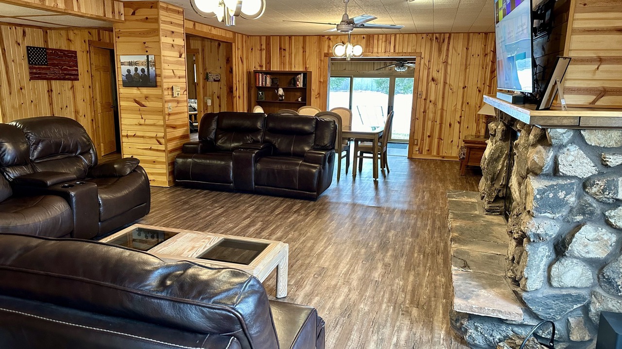 Photo of Livingroom in Jim Falls