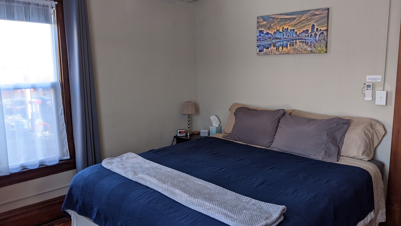 Photo of Bedroom in Lyn-Lake