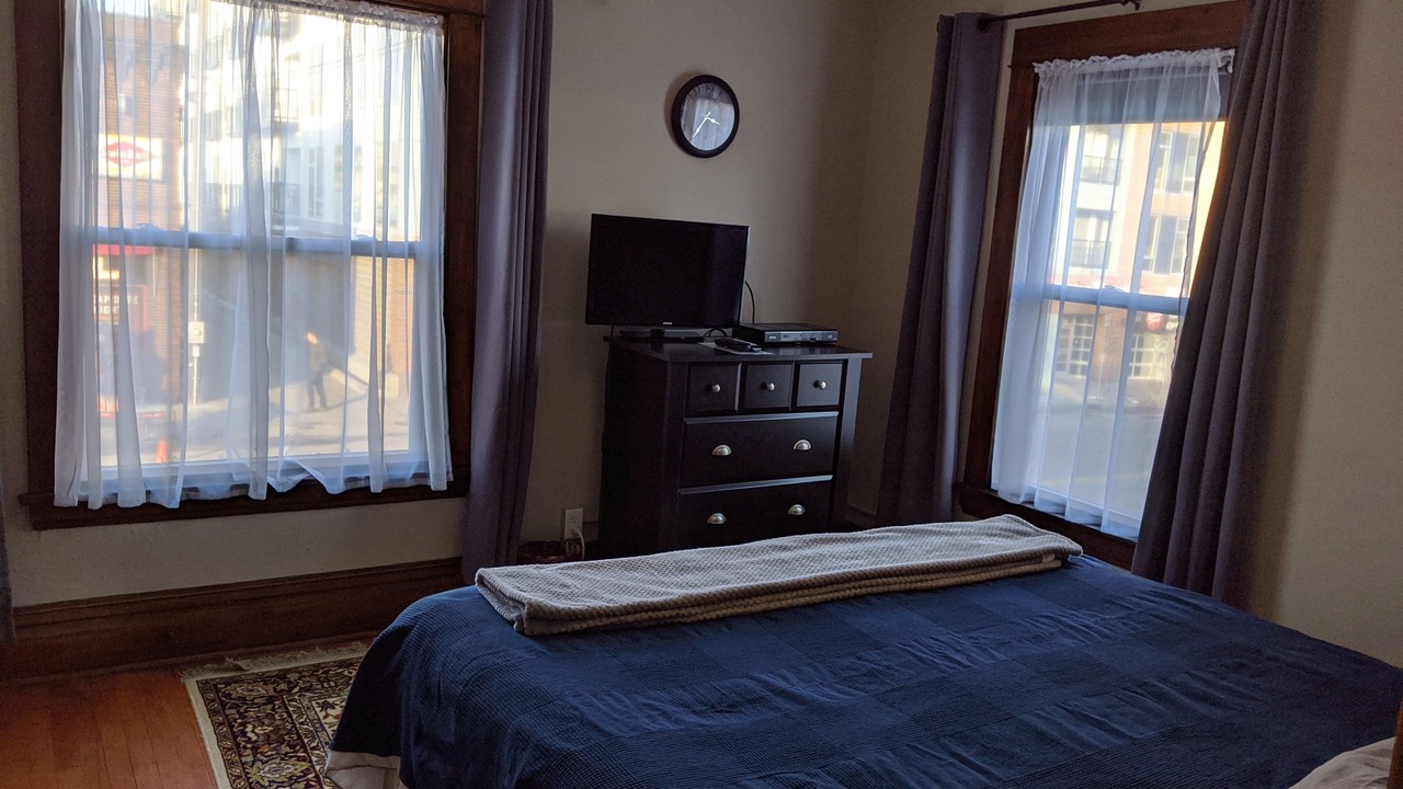 Photo of Bedroom in Lyn-Lake