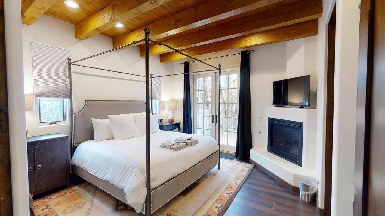 Photo of Livingroom in Historic Eastside