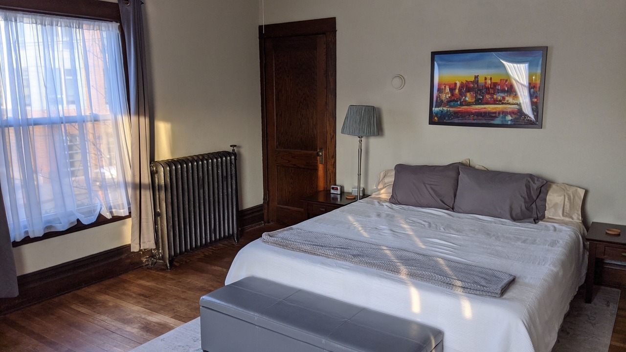 Photo of Bedroom in Lyn-Lake