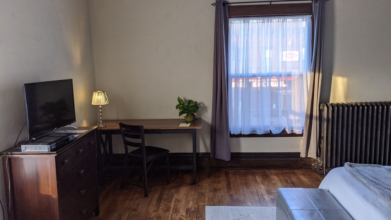 Photo of Bedroom in Lyn-Lake
