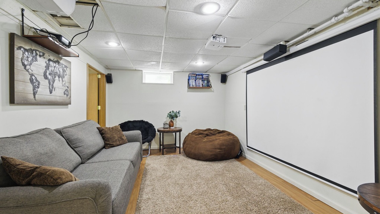 Photo of Livingroom in Midway