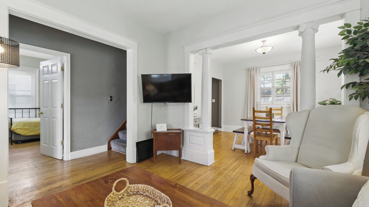 Photo of Livingroom in Midway