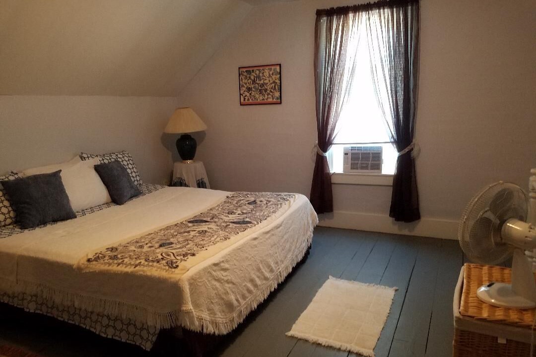 Photo of Bedroom in Redwood