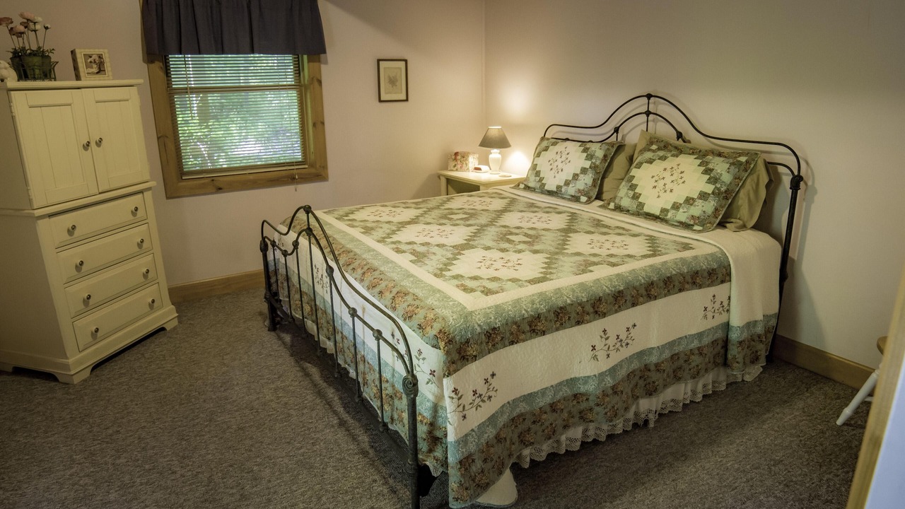 Photo of Bedroom in Helmsburg