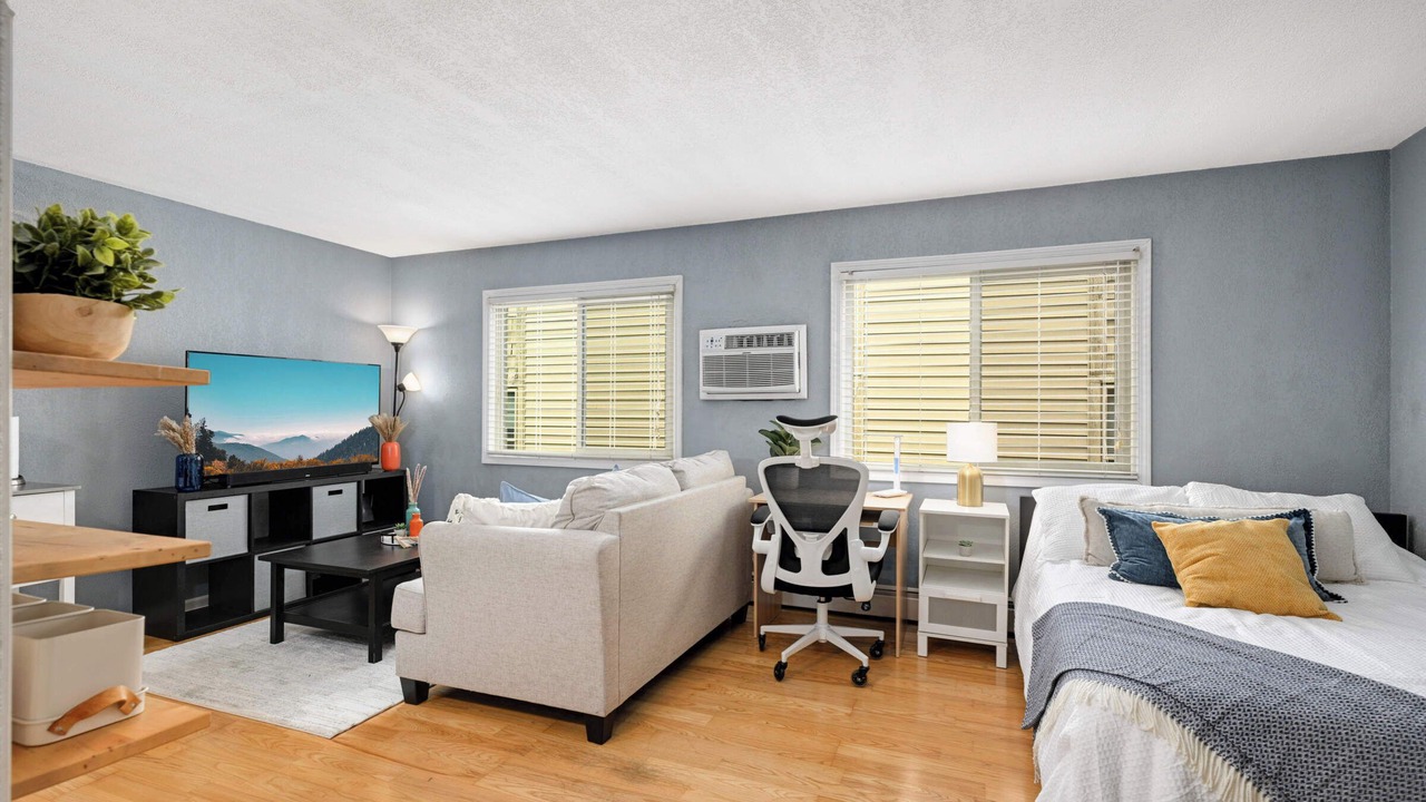 Photo of Bedroom in Lyn-Lake
