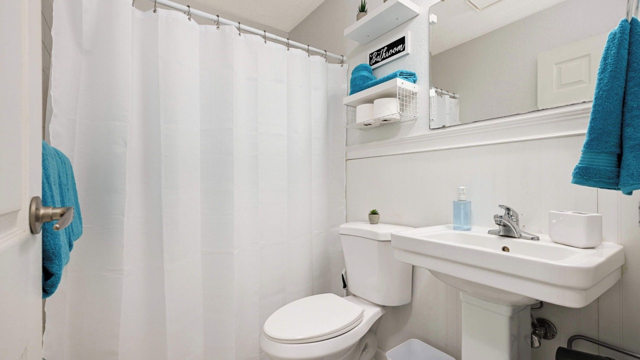 Photo of Bathroom in Lyn-Lake