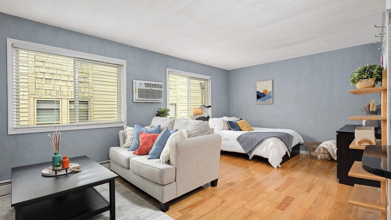 Photo of Bedroom in Lyn-Lake