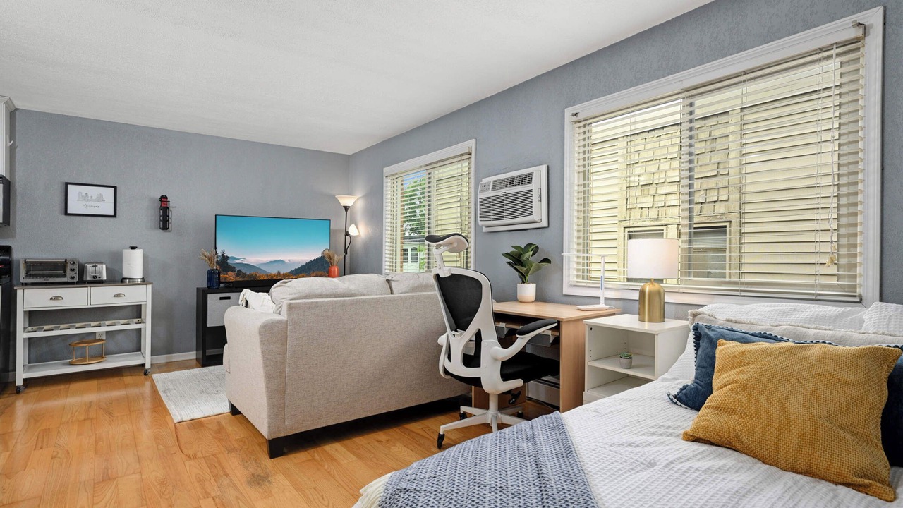 Photo of Bedroom in Lyn-Lake