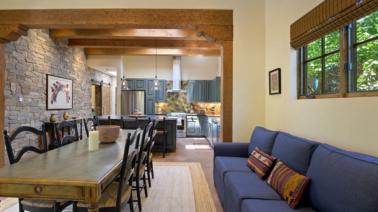 Photo of Livingroom in Historic Eastside