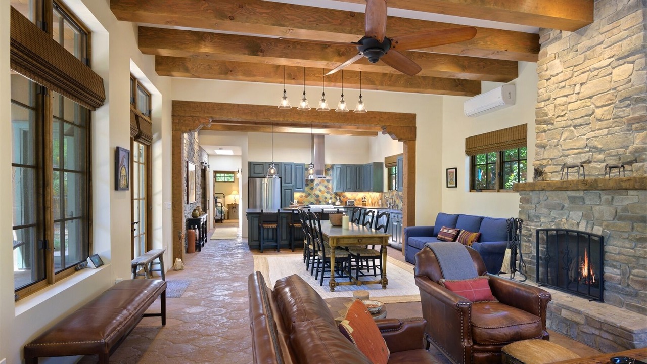 Photo of Livingroom in Historic Eastside
