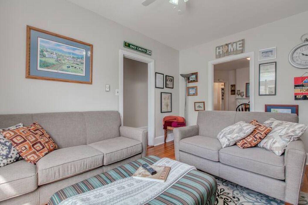 Photo of Livingroom in Downtown