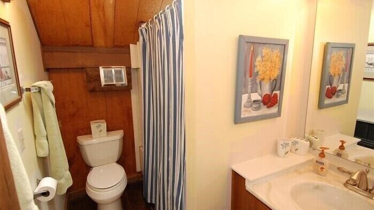 Photo of Bathroom in Old Timberline