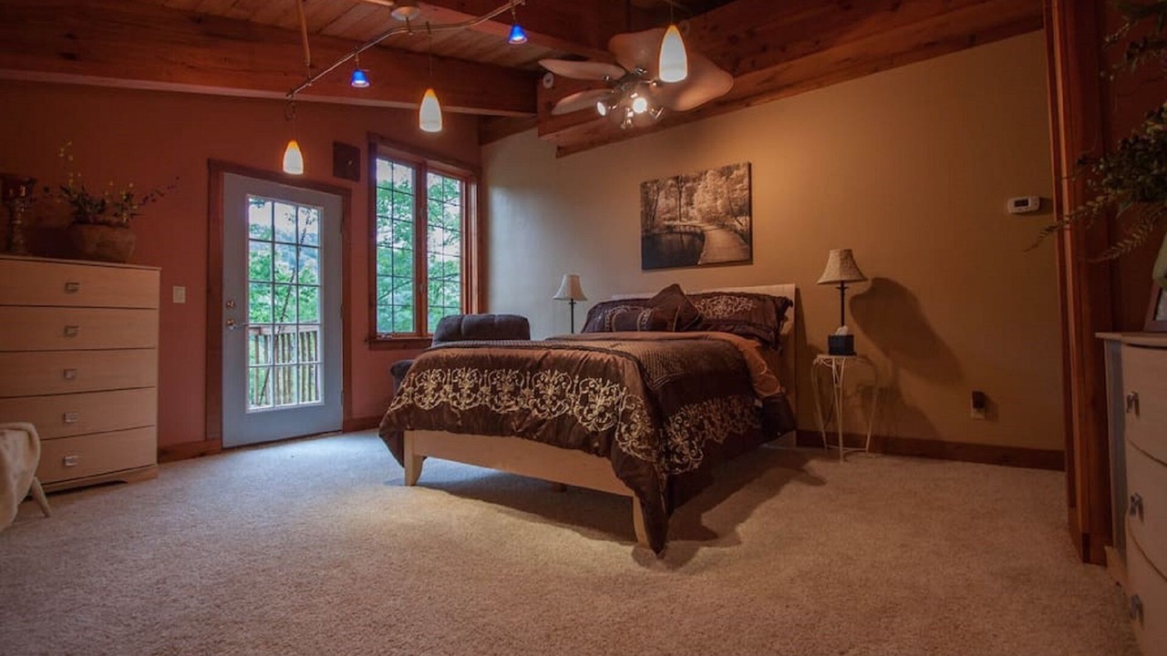 Photo of Bedroom in Helmsburg