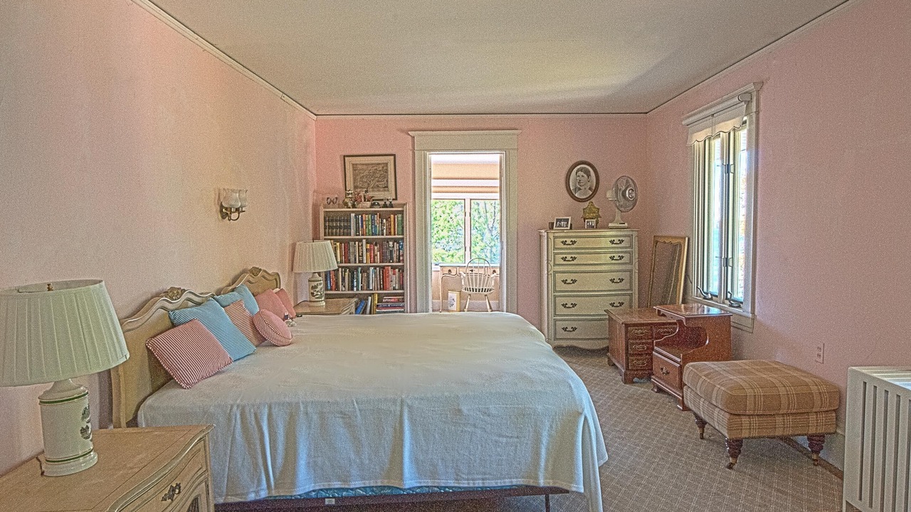Photo of Bedroom in Deephaven