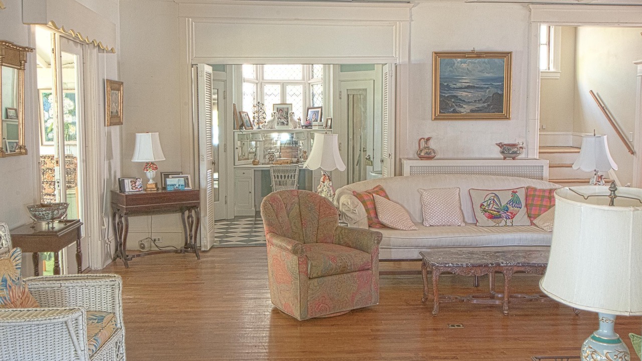 Photo of Livingroom in Deephaven