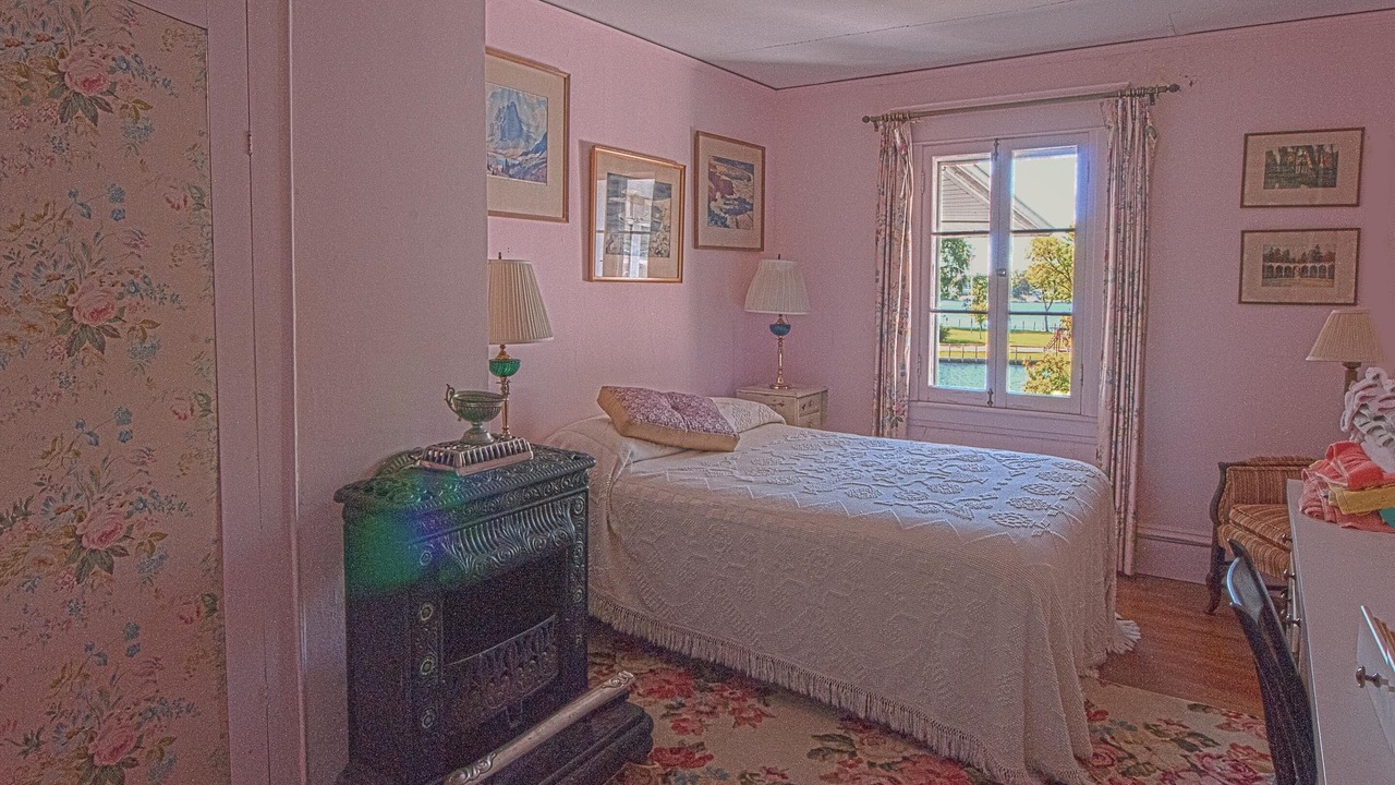 Photo of Bedroom in Deephaven