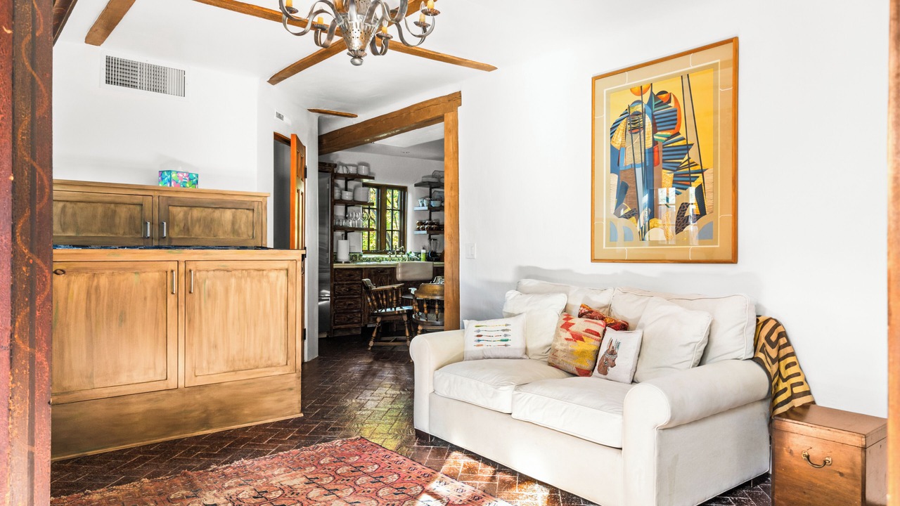 Photo of Livingroom in Historic Eastside