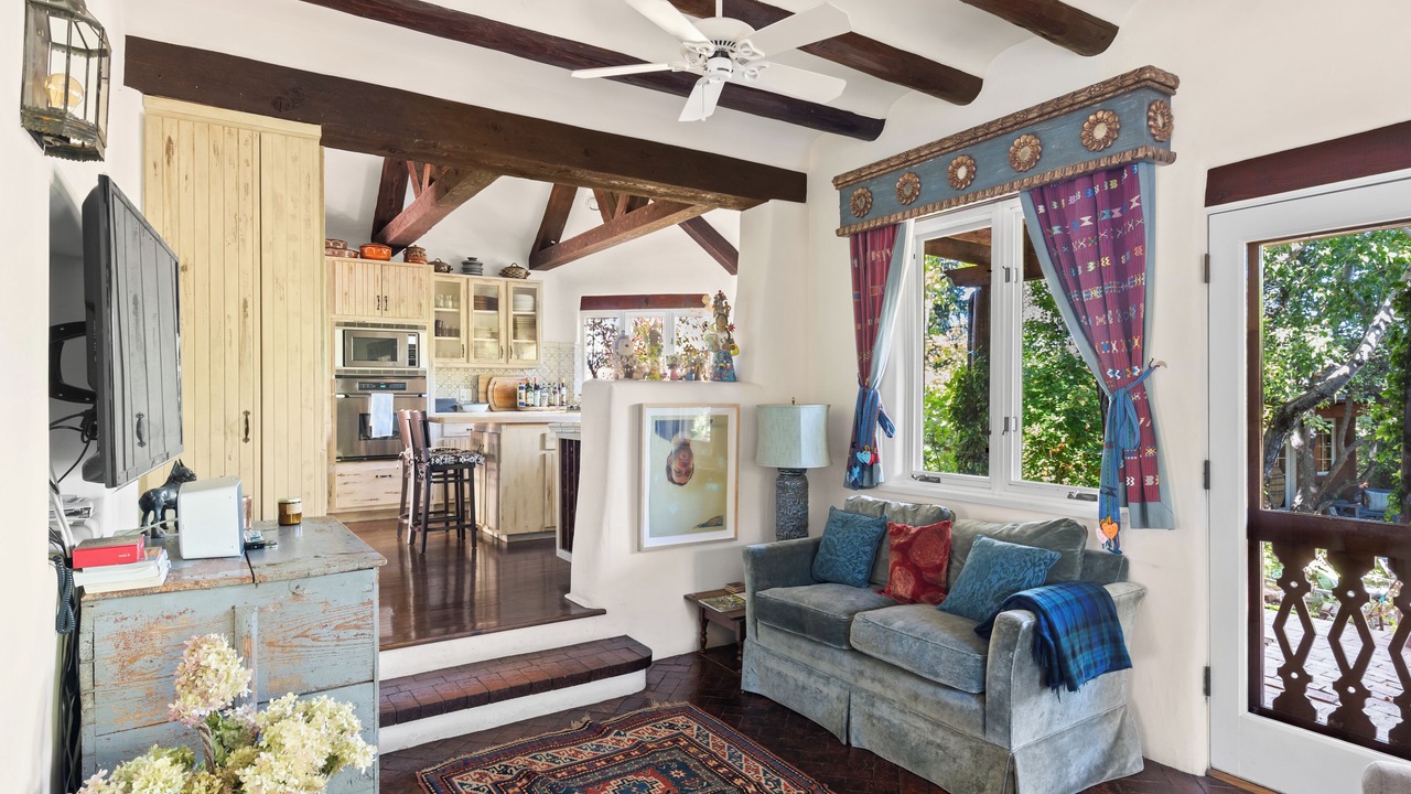 Photo of Livingroom in Historic Eastside