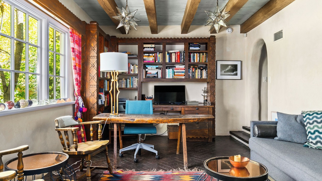 Photo of Livingroom in Historic Eastside