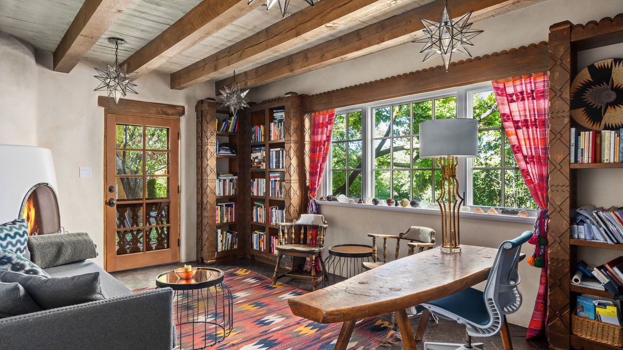 Photo of Livingroom in Historic Eastside